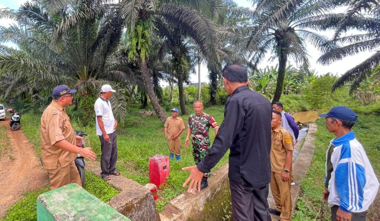 Sejumlah orang berdiri di sisi saluran pada dokumentasi Kandang Mas–Bumi Ayu