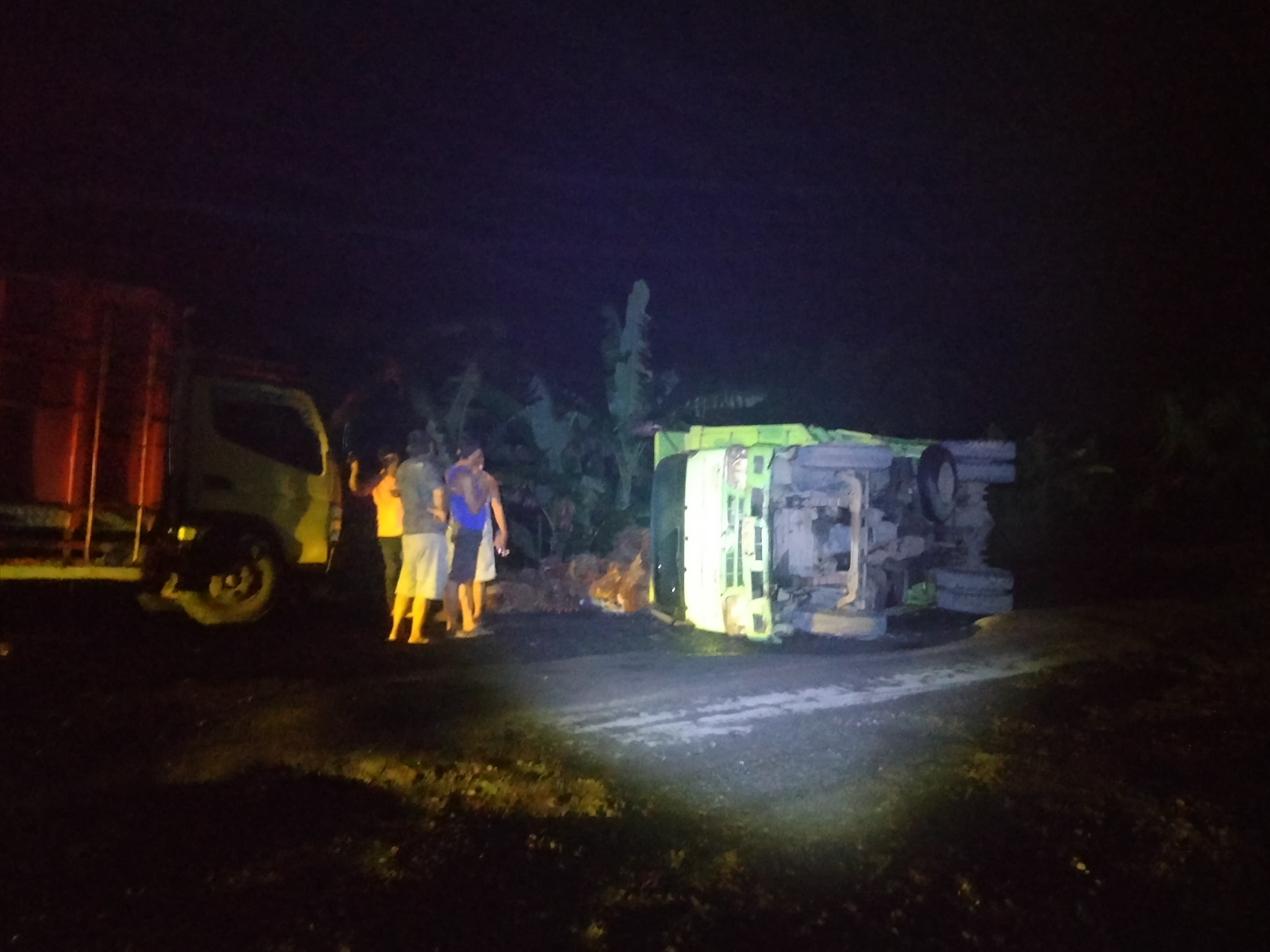 Angkut Sawit, Dump Truk PT Sandabi Terguling di Bentiring Permai 