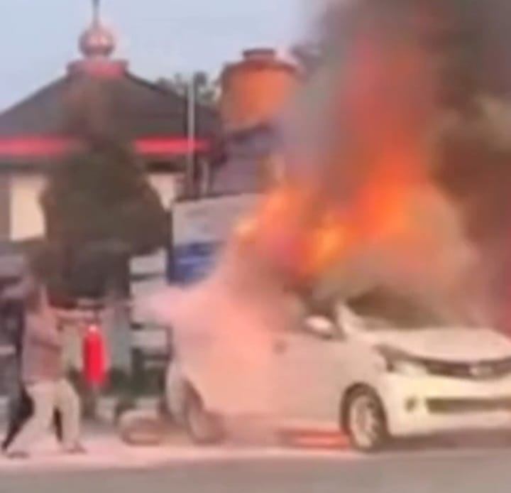 Diduga Korsleting Perapian, Mobil di Rejang Lebong Terbakar di Area Pertashop