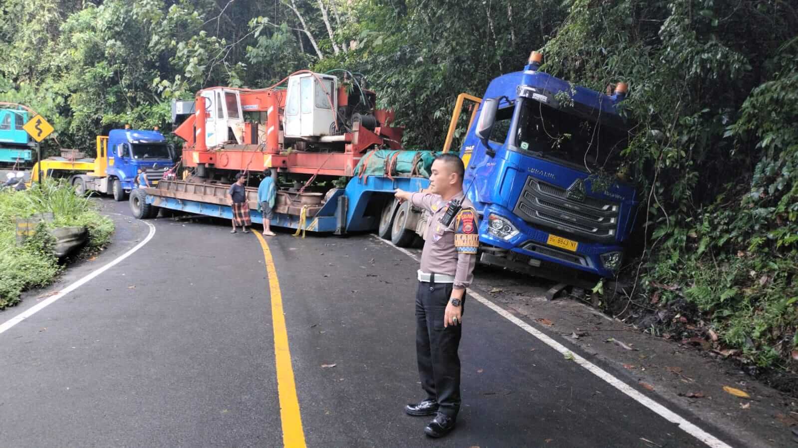Alhamdulillah, Truk Trailer Nyangkut di Liku Sembilan Sudah Dievakuasi