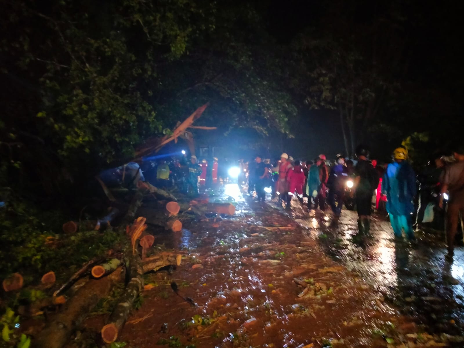 Waspada Badai, Kecepatan Angin Senin Sore 37 Knot, Atap 10 Rumah Terbang 