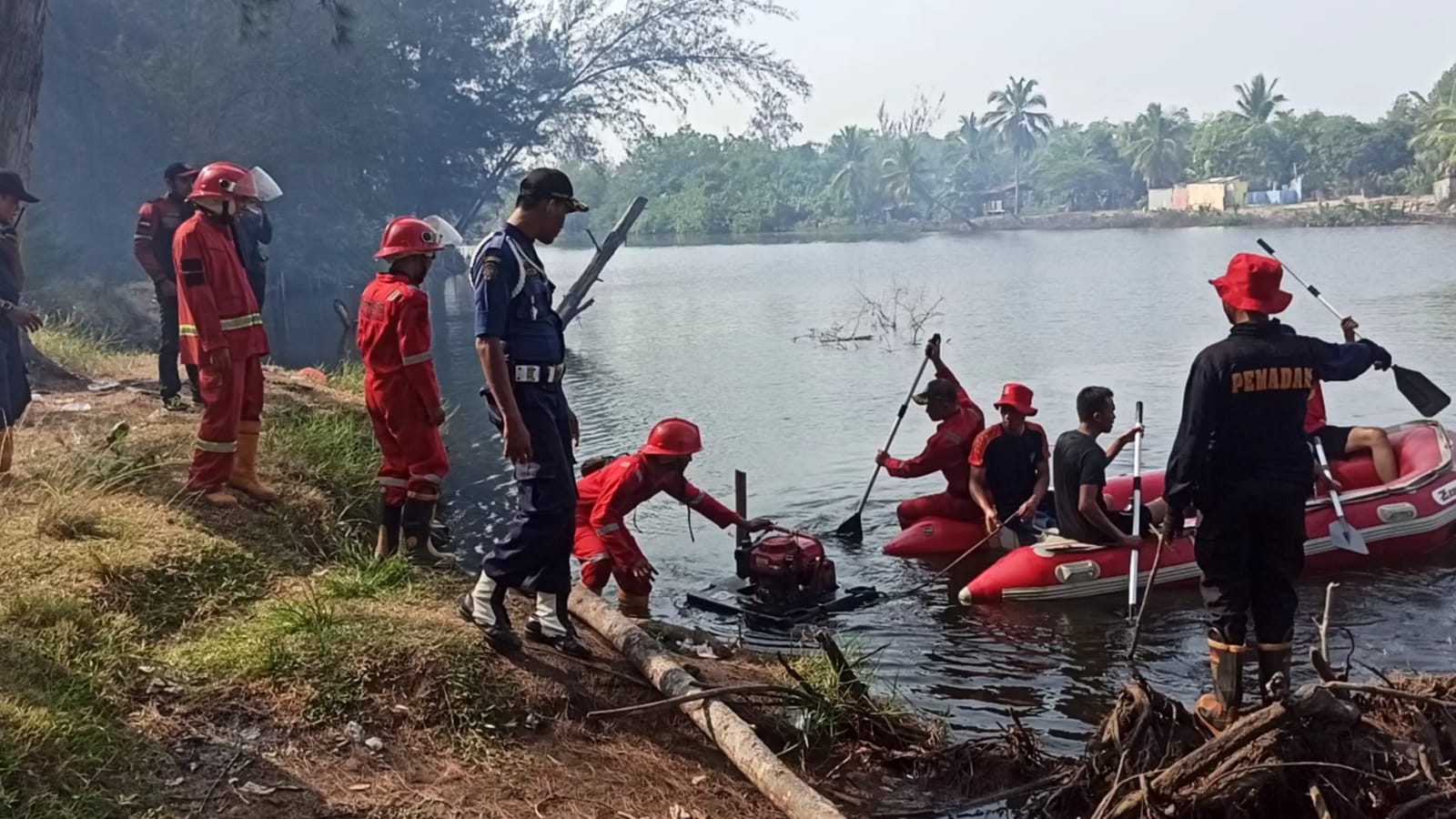 Seberangi Sungai, Petugas Padamkan Kebakaran di Lahan TWA 