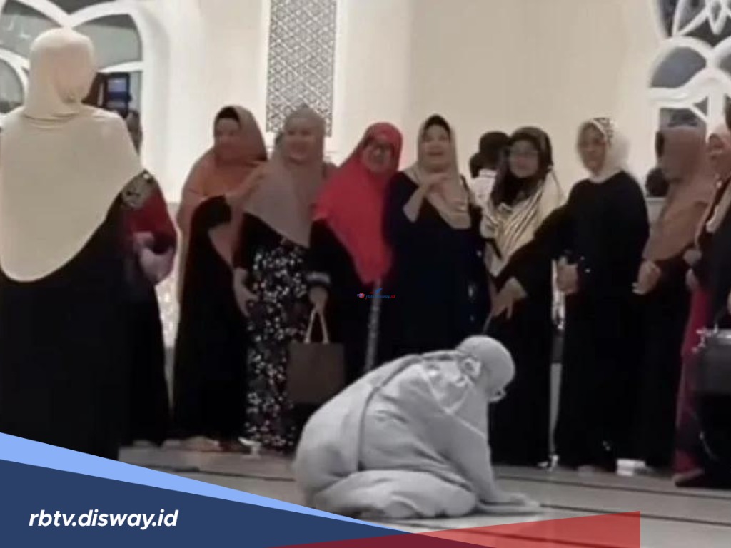 Emak-emak Ini Asyik Berfoto di Depan Jamaah yang Tengah Khusyuk Sholat, Kejadiannya di Sini