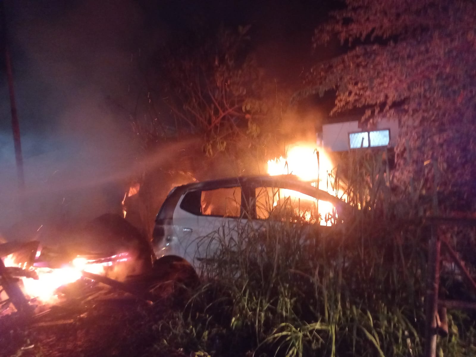 Pondok Penjaga Bengkel Terbakar, Satu Unit Mobil Hangus