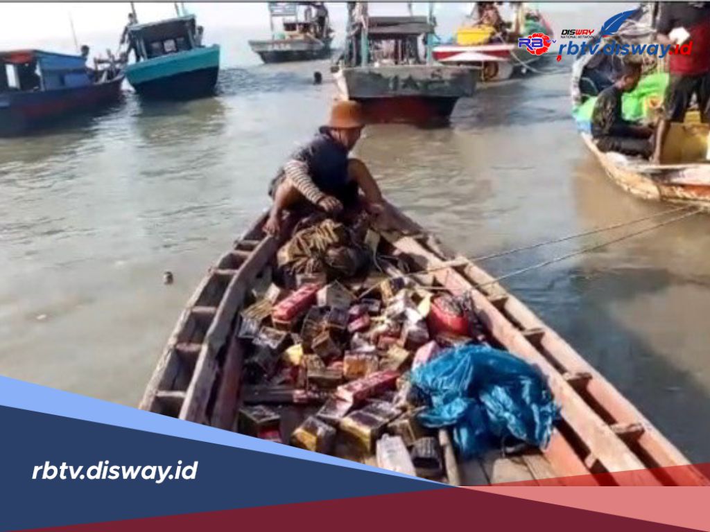 Gempar, Nelayan di Lampung Temukan Harta Karun Kontainer Berisi Pak Rokok dan Snack
