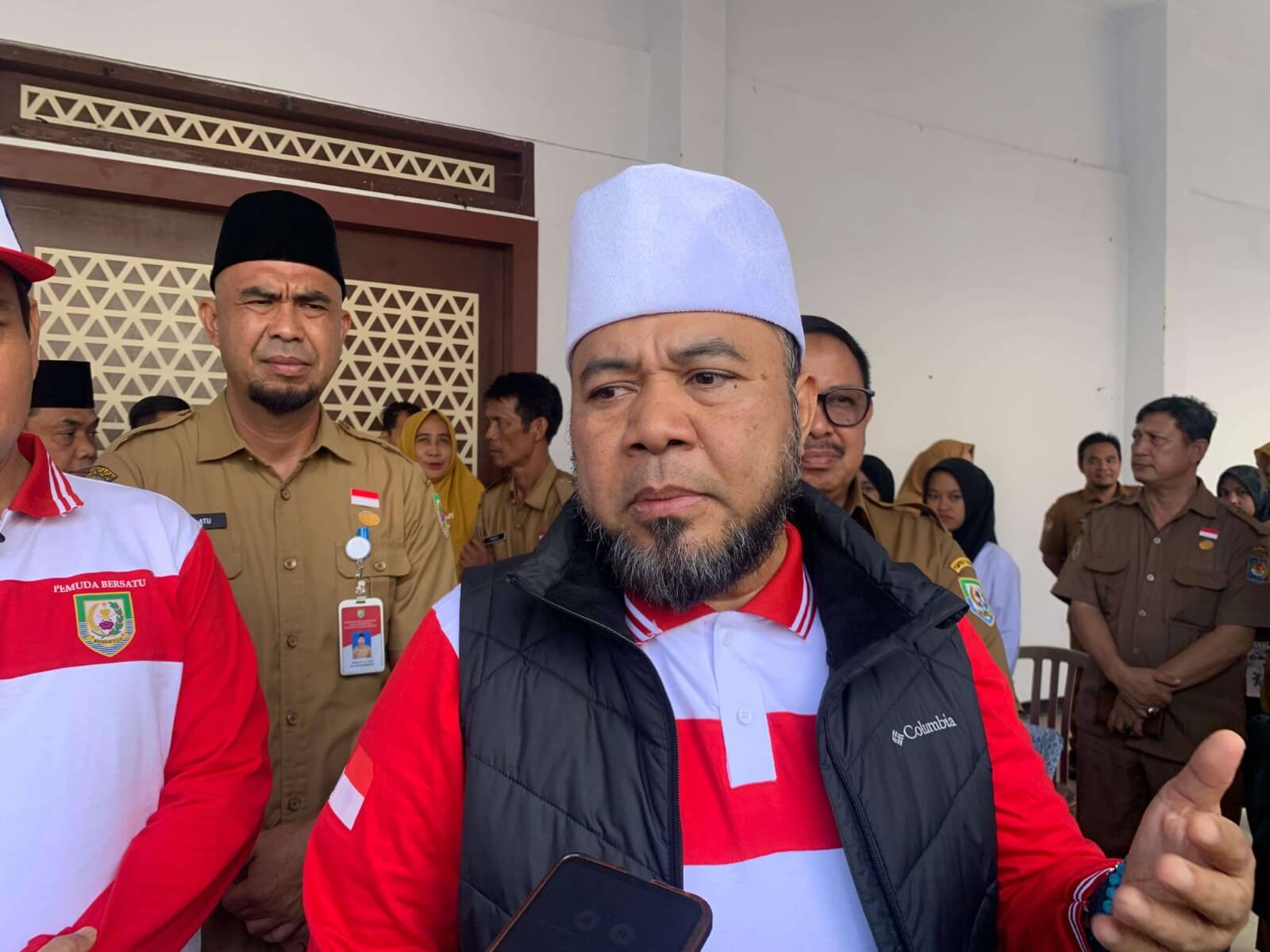 Selasa Pagi Tiba di Enggano, Gubernur Helmi Bawa Ambulan dan Bus Sekolah, Serta Paket Bahagia Bantu Rakyat