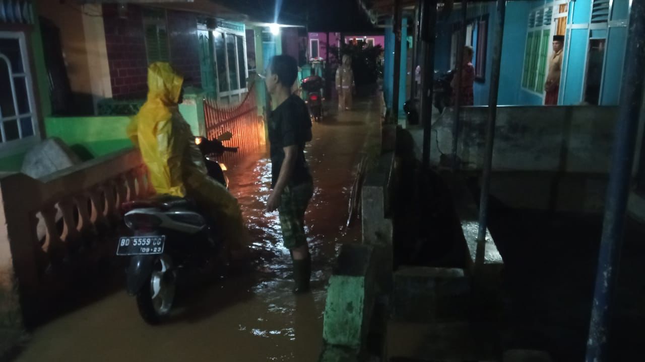 Banjir Berangsur Surut, Warga Pilih Tetap di Rumah