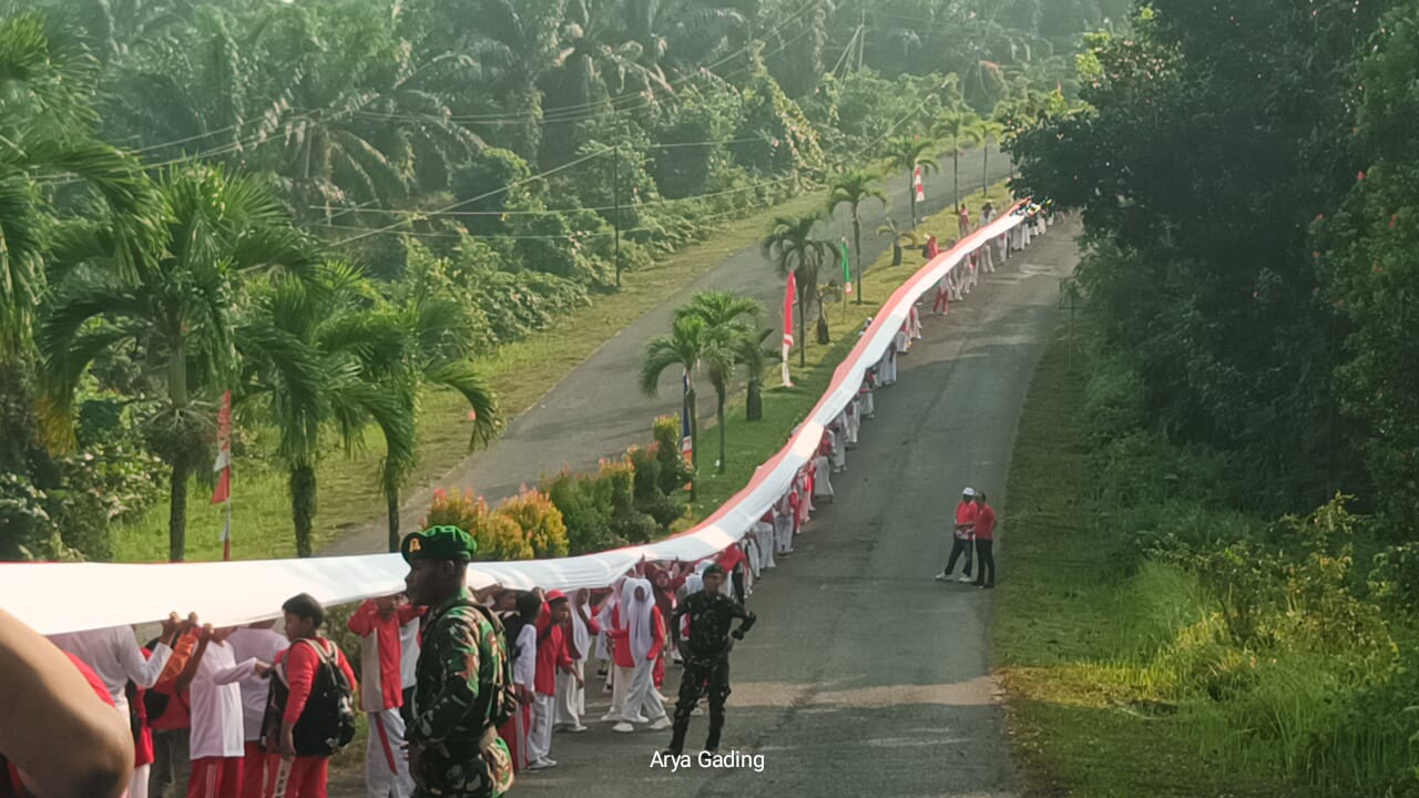 Pecahkan Rekor, Pemkab Seluma Bentangkan Merah Putih Sepanjang 2.003 Meter