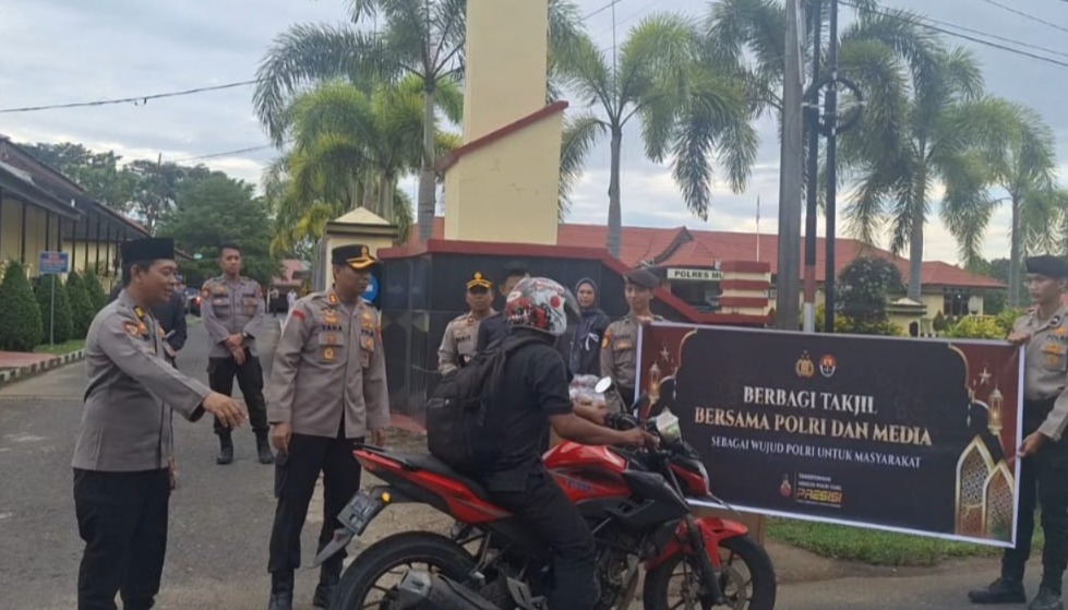 Dikira Razia, Rupanya Polres Mukomuko Bersama Awak Media Lagi Berbagi Takjil