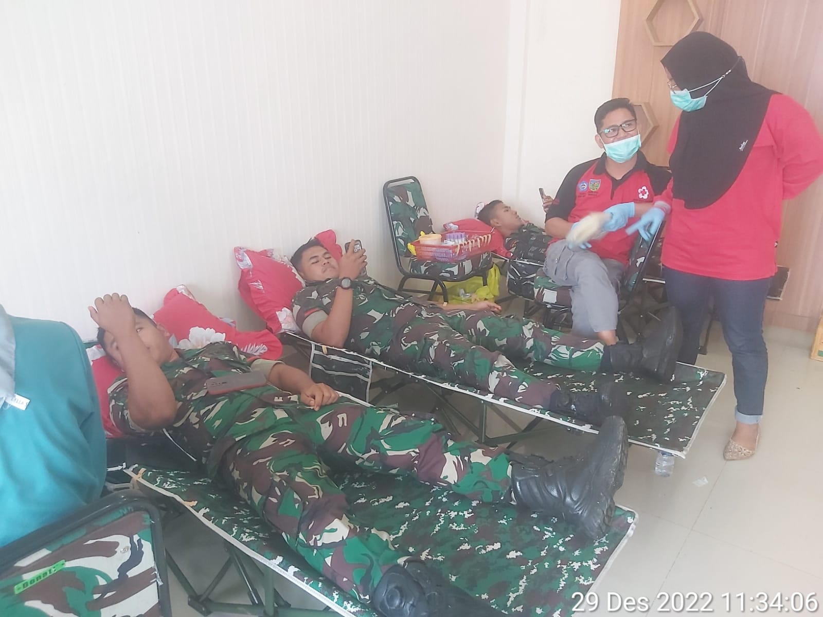 Puluhan Anggota TNI Denzipur Donorkan Darah
