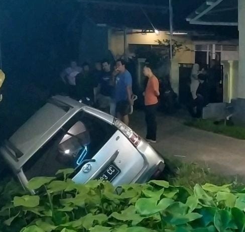 Warga Heboh Melihat Minibus Parkir Miring di Parit, Ternyata Kecelakaan 