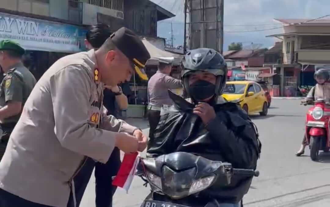 Gelorakan HUT RI ke-80, Polres Lebong Bagikan Ratusan Bendera Merah Putih untuk Pengguna Jalan Raya