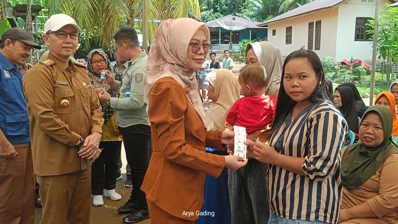 Istri Bupati Seluma dr. Mega, Beri Obat Cacing untuk 670 Warga di Desa Sungai Petai 