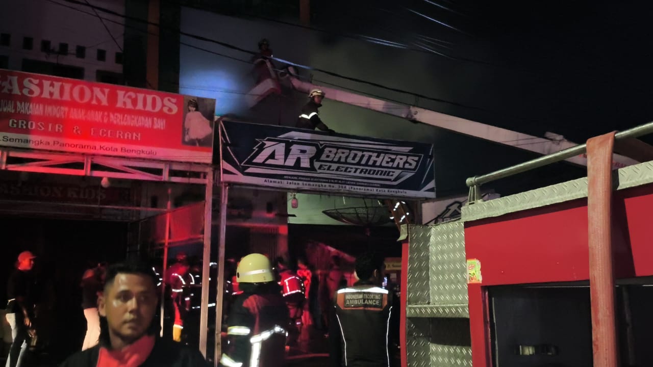 Toko Elektronik di Pasar Panorama Terbakar