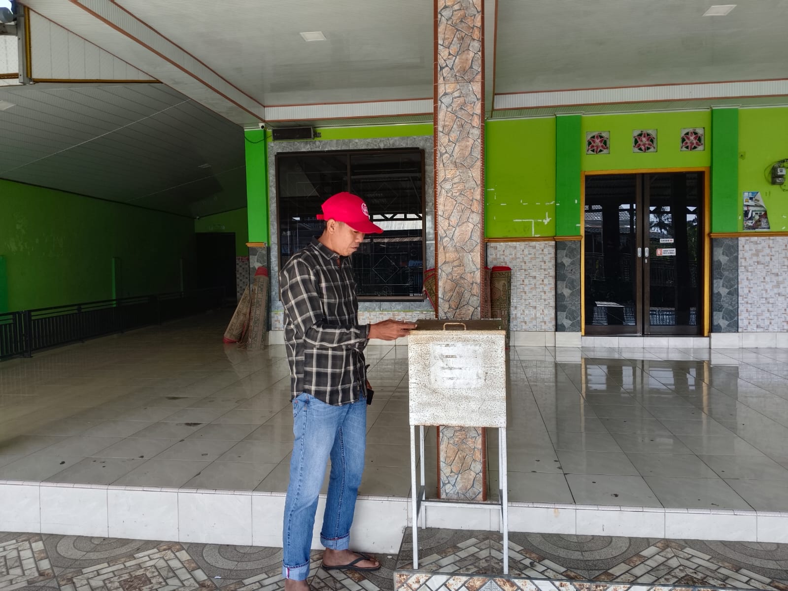 Bukan Sholat Subuh, 2 Pria Ini Terekam CCTV Curi Uang di Kotak Amal Masjid Al-Aziz Padang Serai Kota Bengkulu