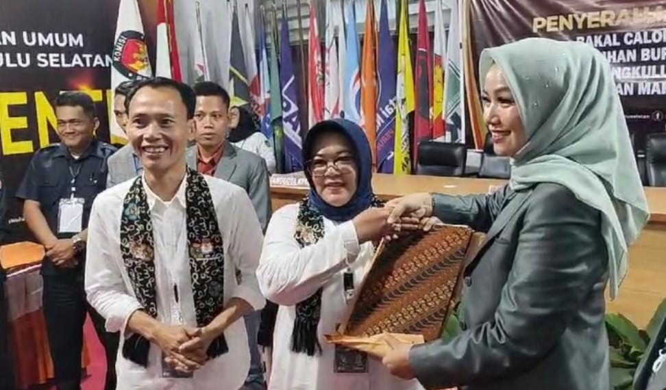 Resmi Mendaftar, Suryatati dan Ii Sumirat Optimis Menang di PSU Calon Bupati dan Wakil Bupati Bengkulu Selatan