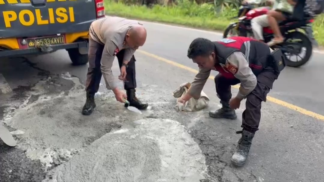 Antisipasi Kecelakaan Lalu Lintas, Kapolres Seluma Turun Tangan Cor Lubang Jalan