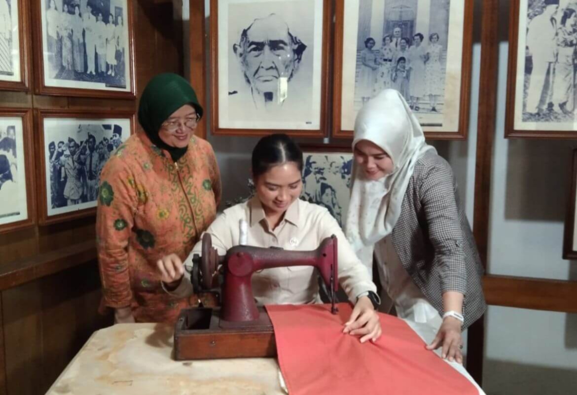 Wamenpar Ni Luh Jajan Oleh-oleh dan Menjahit Bendera di Rumah Fatmawati Bengkulu