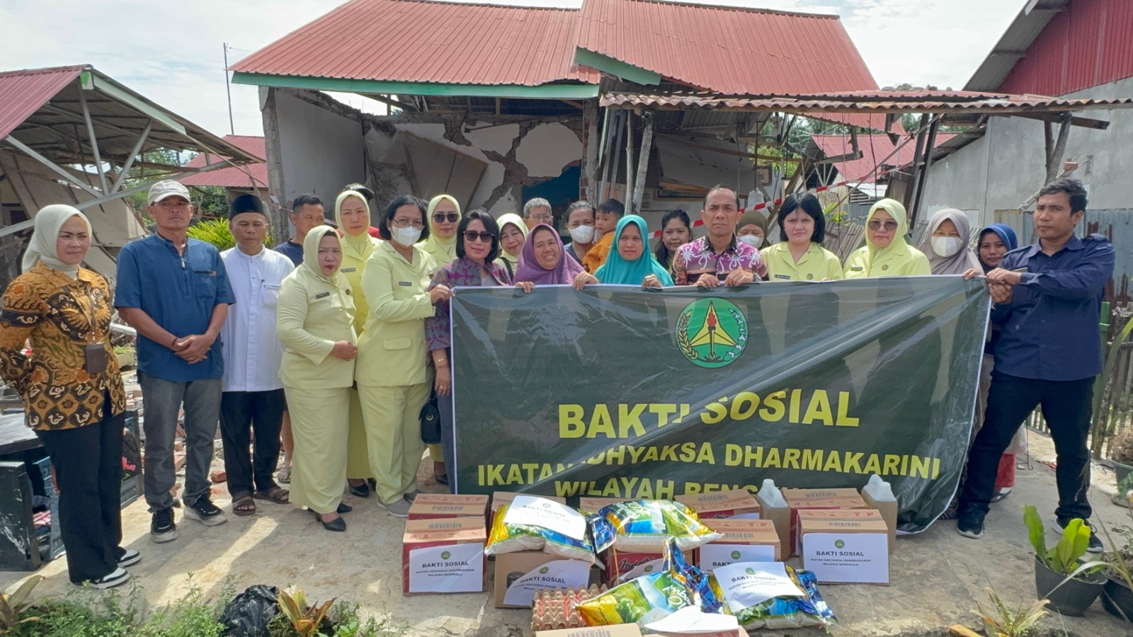 Kejati Bengkulu dan Ketua IAD Bengkulu Bagikan Sembako untuk Korban Gempa Bumi