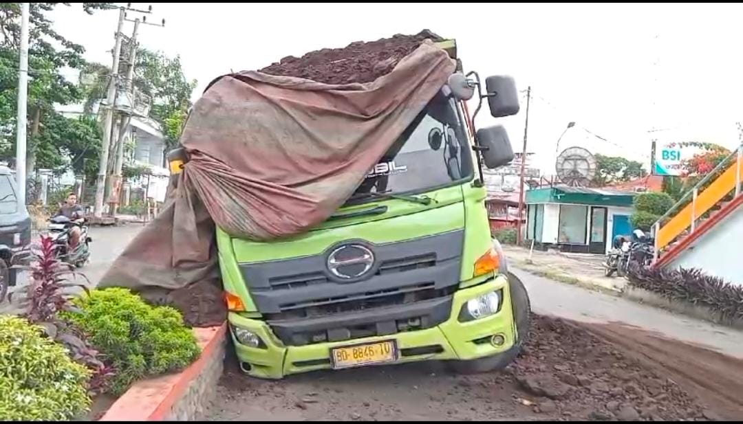 Truk Tabrak Pembatas Jalan dan Patah As di Bawah JPO Kepahiang, Apakah Ada Korban?