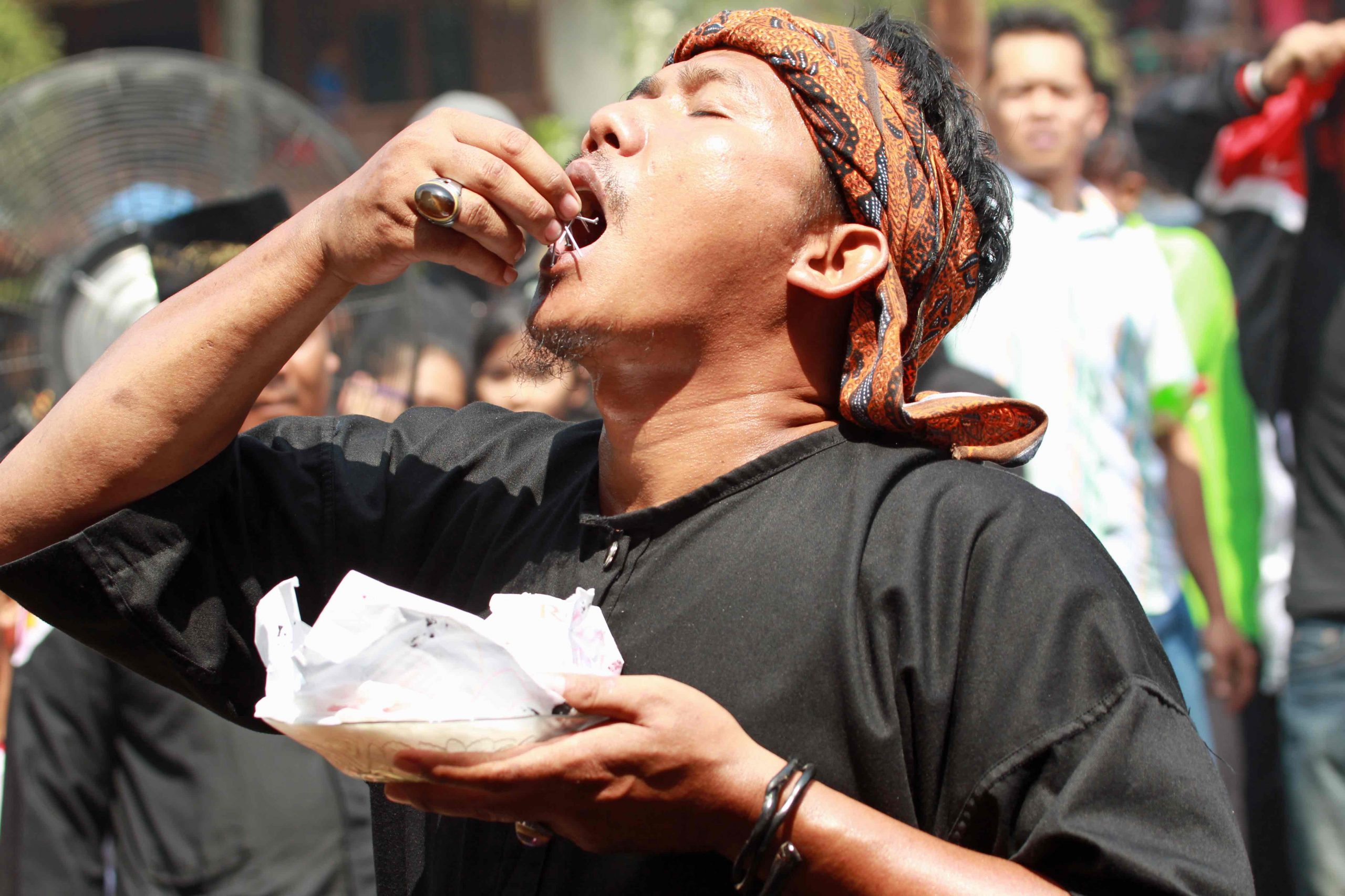 Debus Art, a Group of Weapon-Free People in Indonesia, You Must See It Live