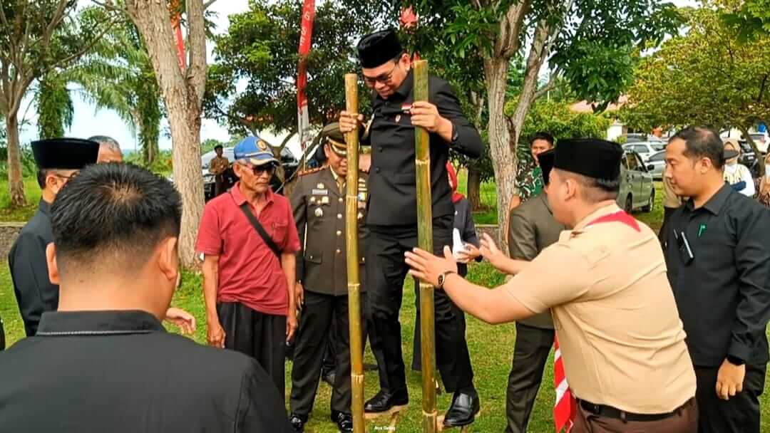 Bupati Seluma Populerkan Lagi Permainan Tradisional Egrang di Momen Hari Sumpah Pemuda 2025
