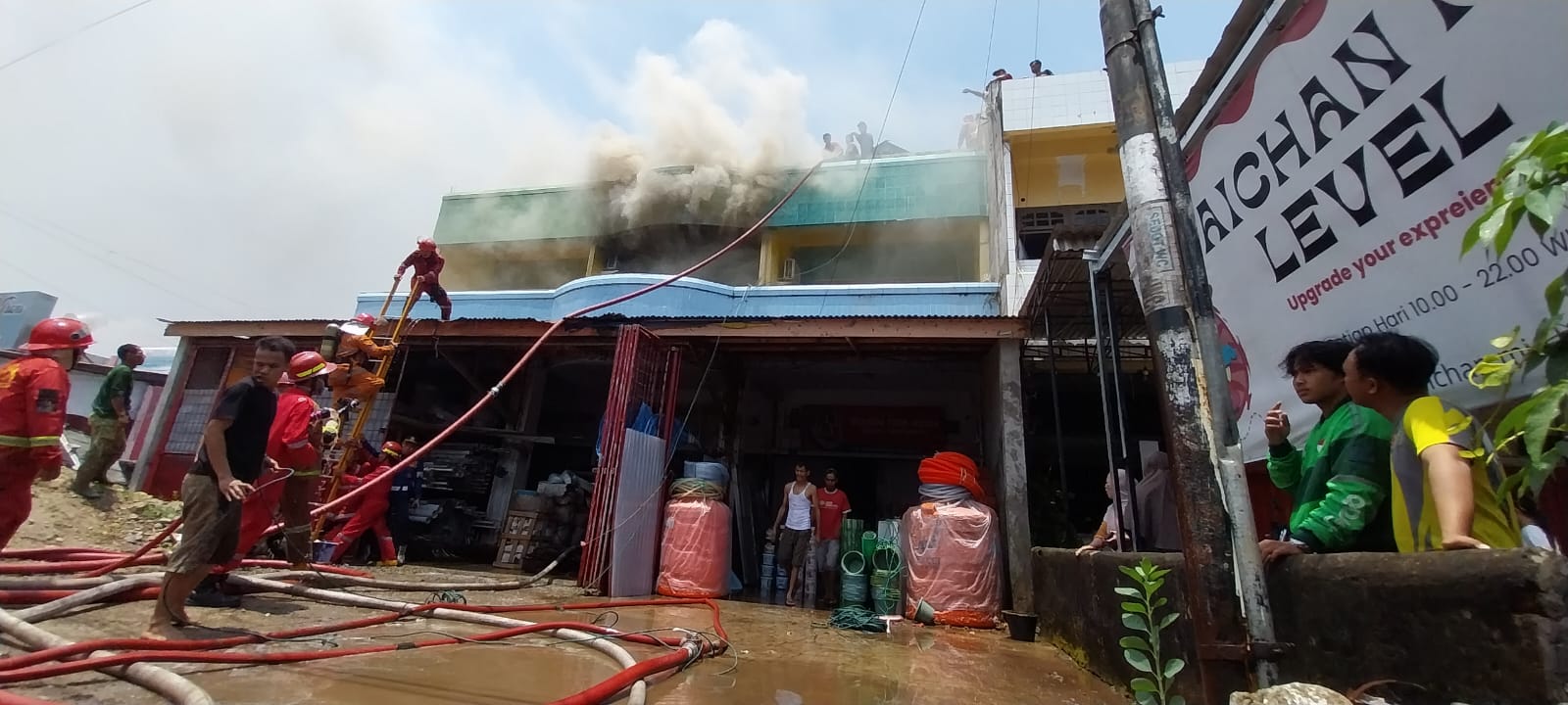 Toko Bangunan Dua Lantai Terbakar, PBK Masih Berusaha Padamkan Api