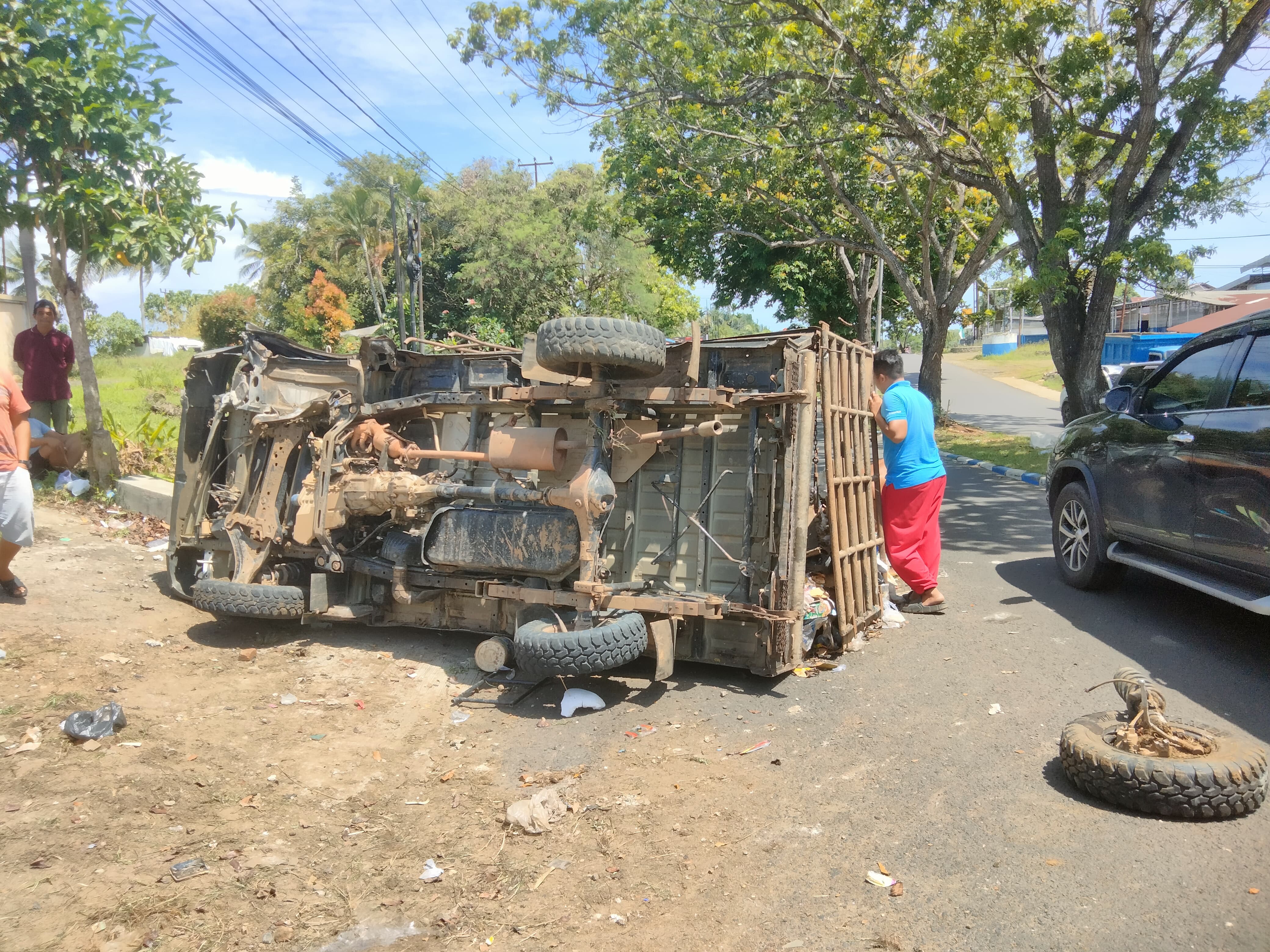 Amsyong, Hindari Emak-emak Ngerem Mendadak, Mobil Sampah Terguling di Tengah Jalan