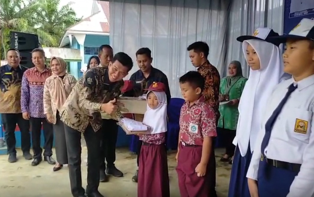 Ribuan Pelajar SD dan SMP di Mukomuko Dapat Seragam Gratis