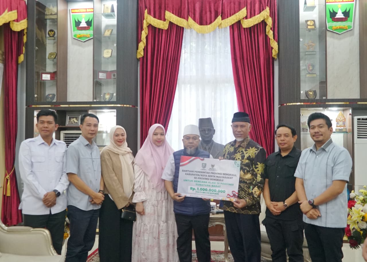 Gubernur Bengkulu  Ajak Walikota dan Bupati Antar Bantuan ke Korban Bencana di Sumatera Barat 