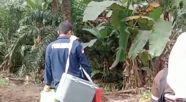 Diduga Tercemar Limbah PTPN VII, Tim Ahli Turun Ambil Sampel Air Sungai