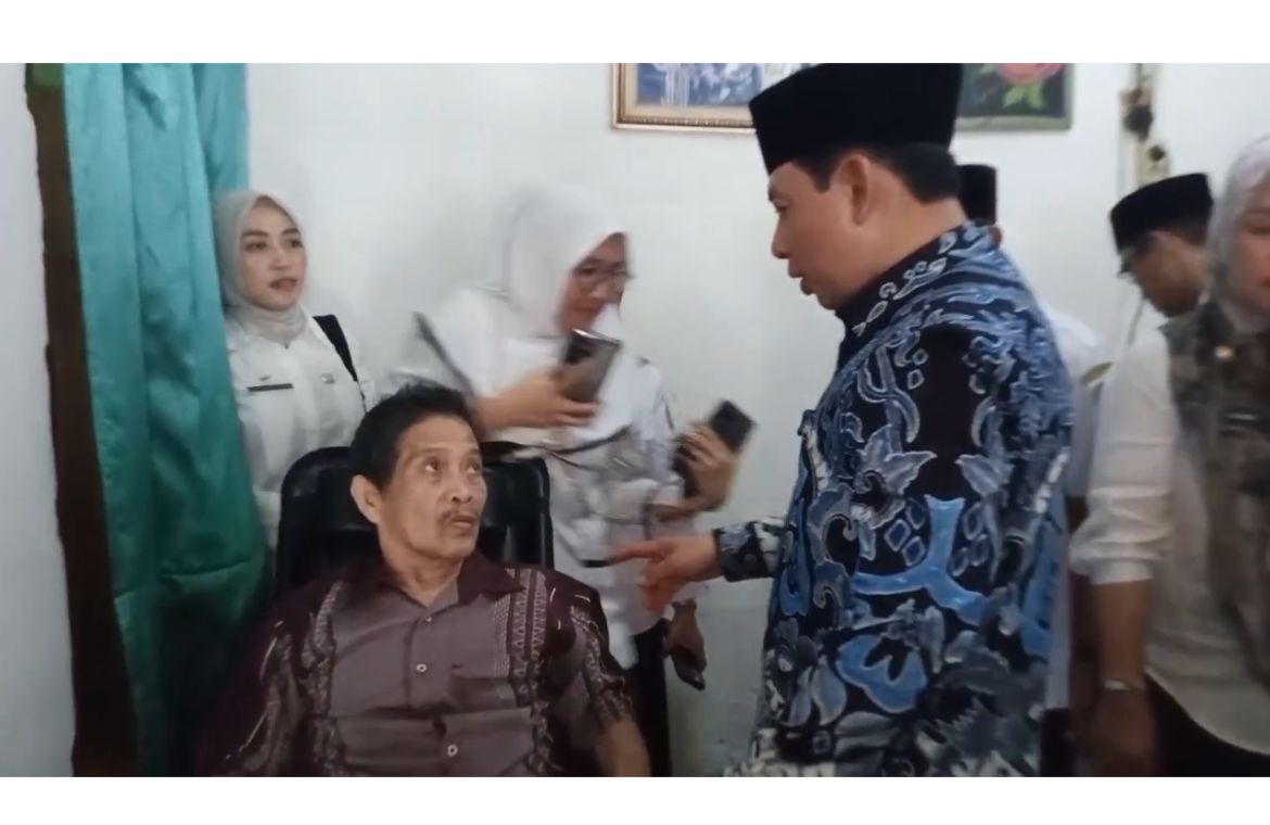 Wali Kota Bengkulu Antar Kursi Roda untuk Warga Hibrida Ujung