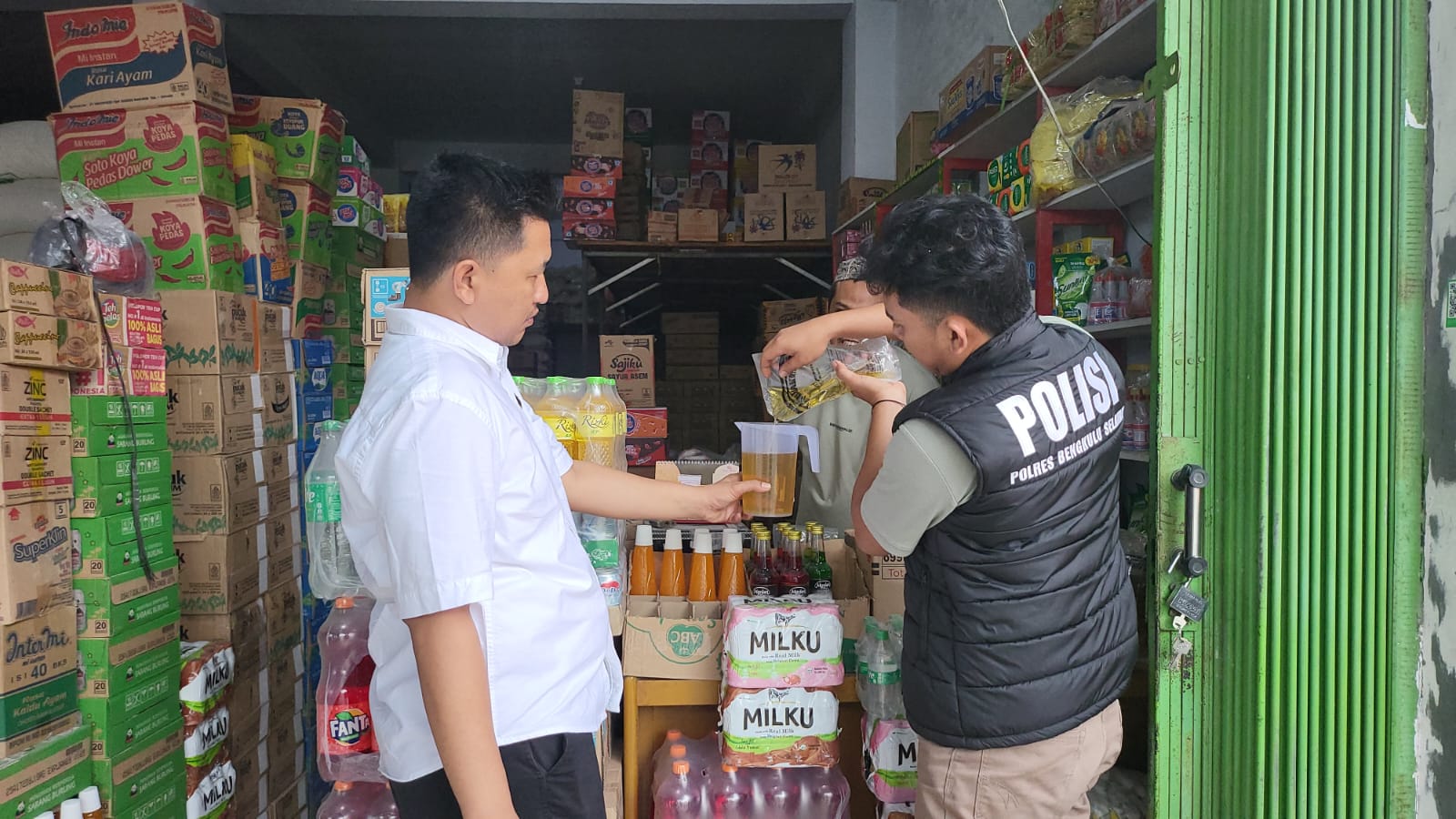 Hasil Pengecekan Minyakita yang Dilakukan Polisi di Pasar Tradisional Bengkulu Selatan