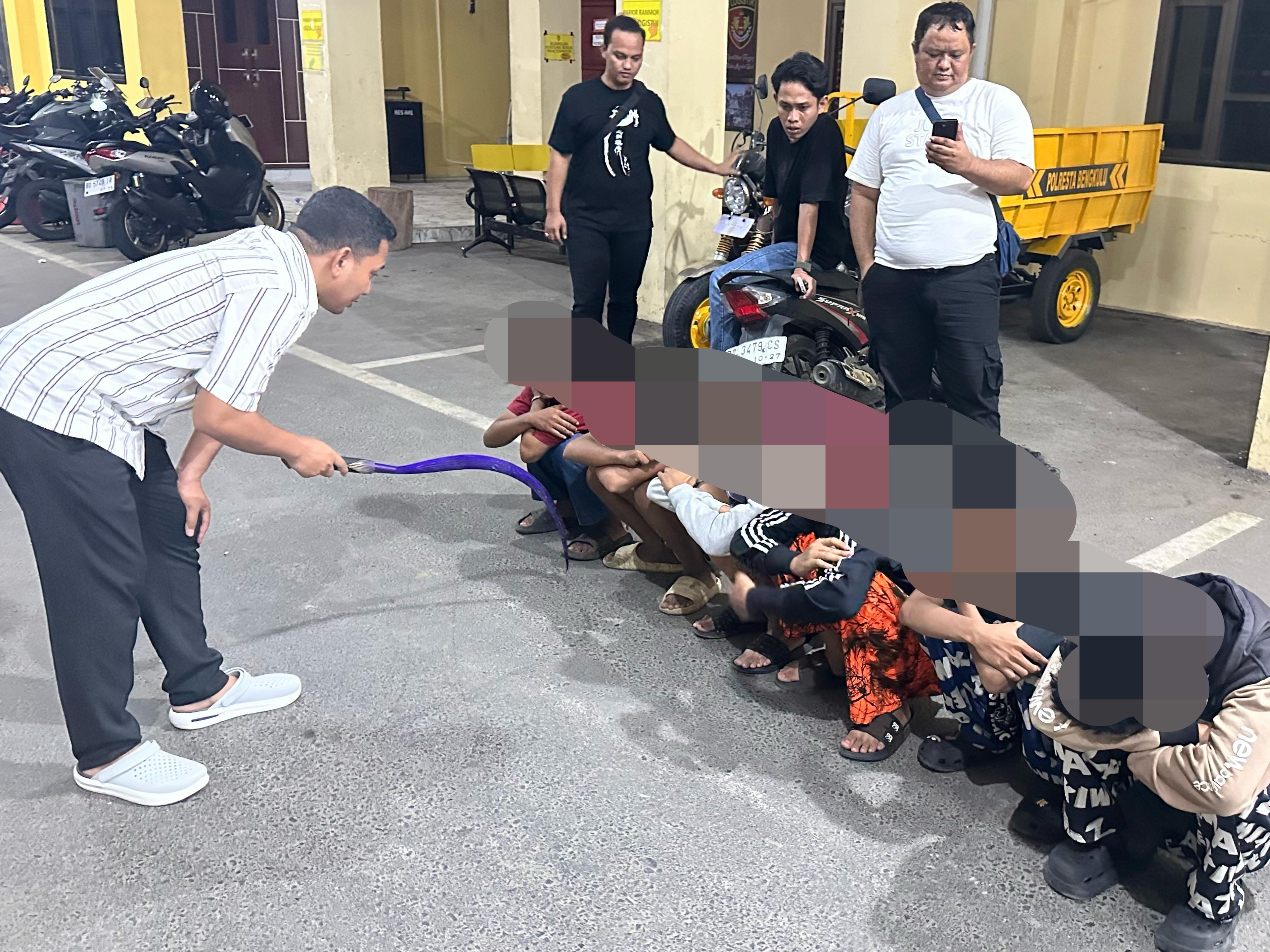 Pasca Tawuran Antar 'Gangster', Enam Remaja Diduga Gangster Diamankan Polisi. Ada Senjata Tajam Jenis Celurit