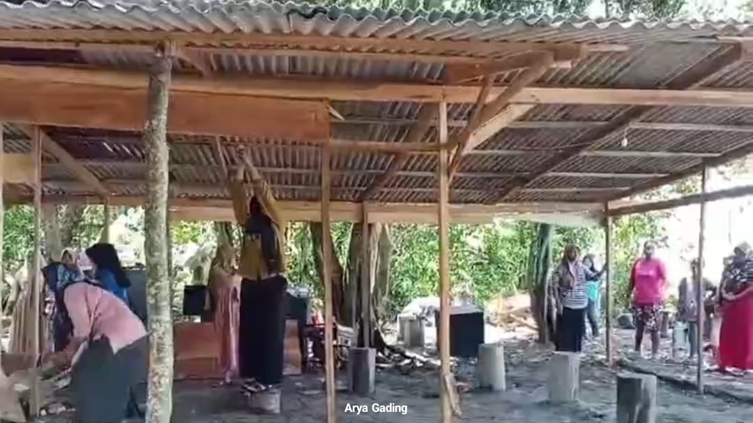 Emak-emak di Pasar Seluma Ngamuk dan Robohkan Sebuah Warung