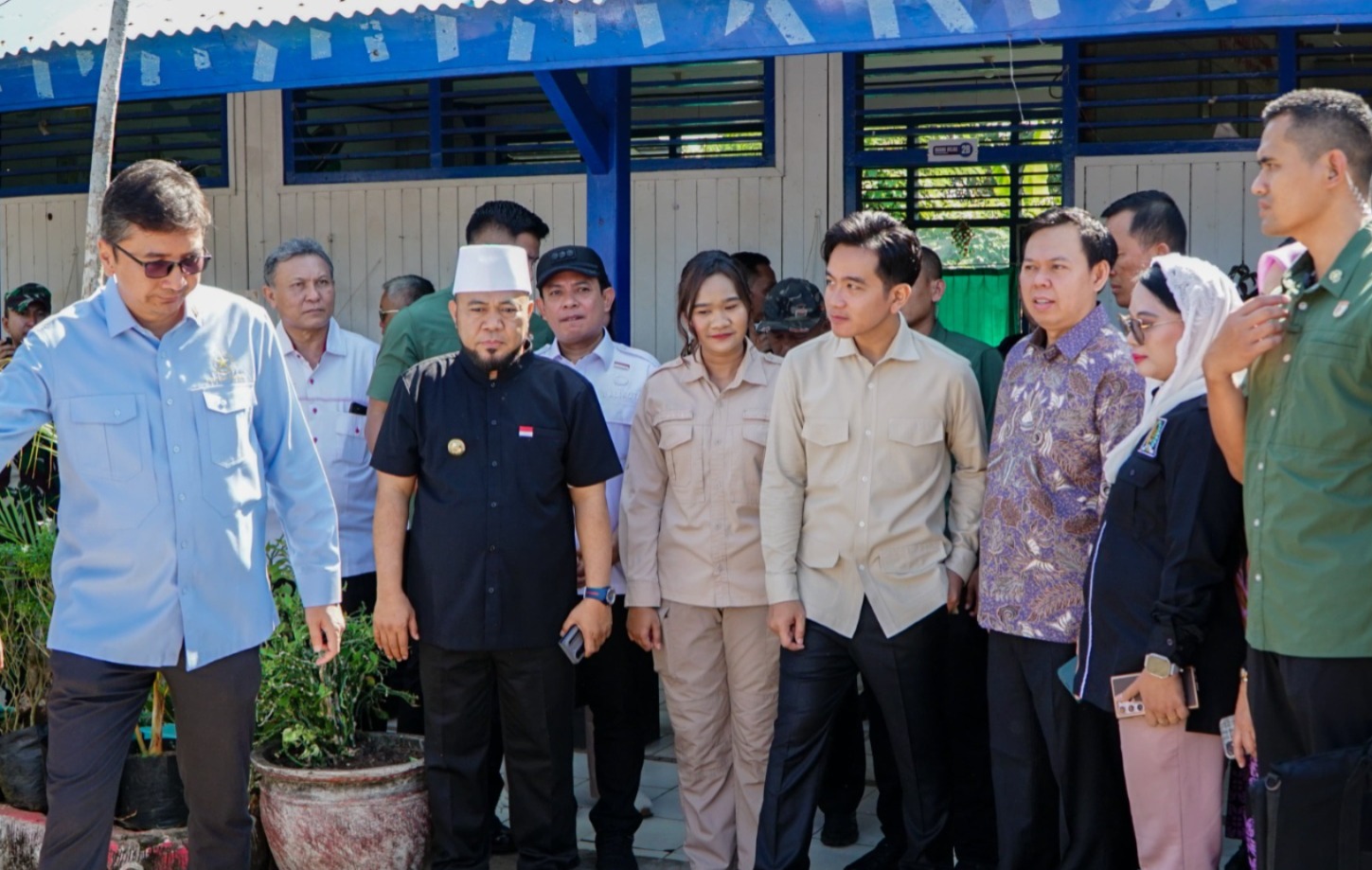 Wapres Gibran dan Ketua DPD RI Tinjau MBG di SDN 61 Kota Bengkulu Didampingi Gubernur dan Wali Kota 