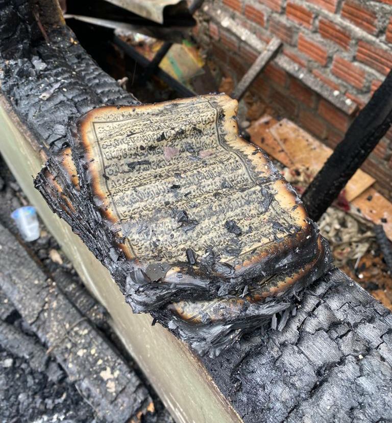 Subhanallah... Bangunan Ludes Terbakar, Tulisan Al-Qur'an Tak Tersentuh Api
