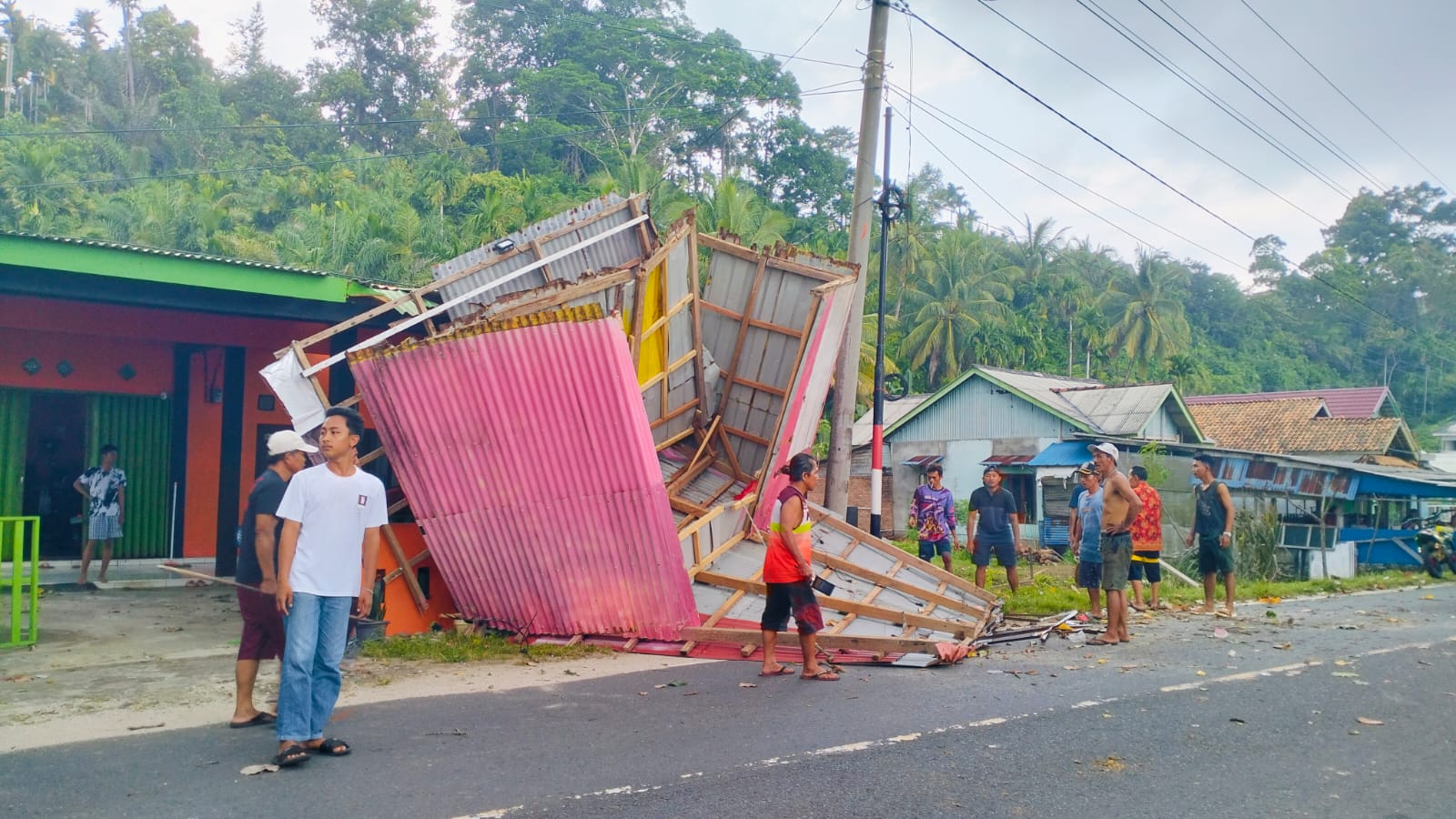 Angin Puting Beliung Hantam Kaur, Kios Pedagang Berhamburan