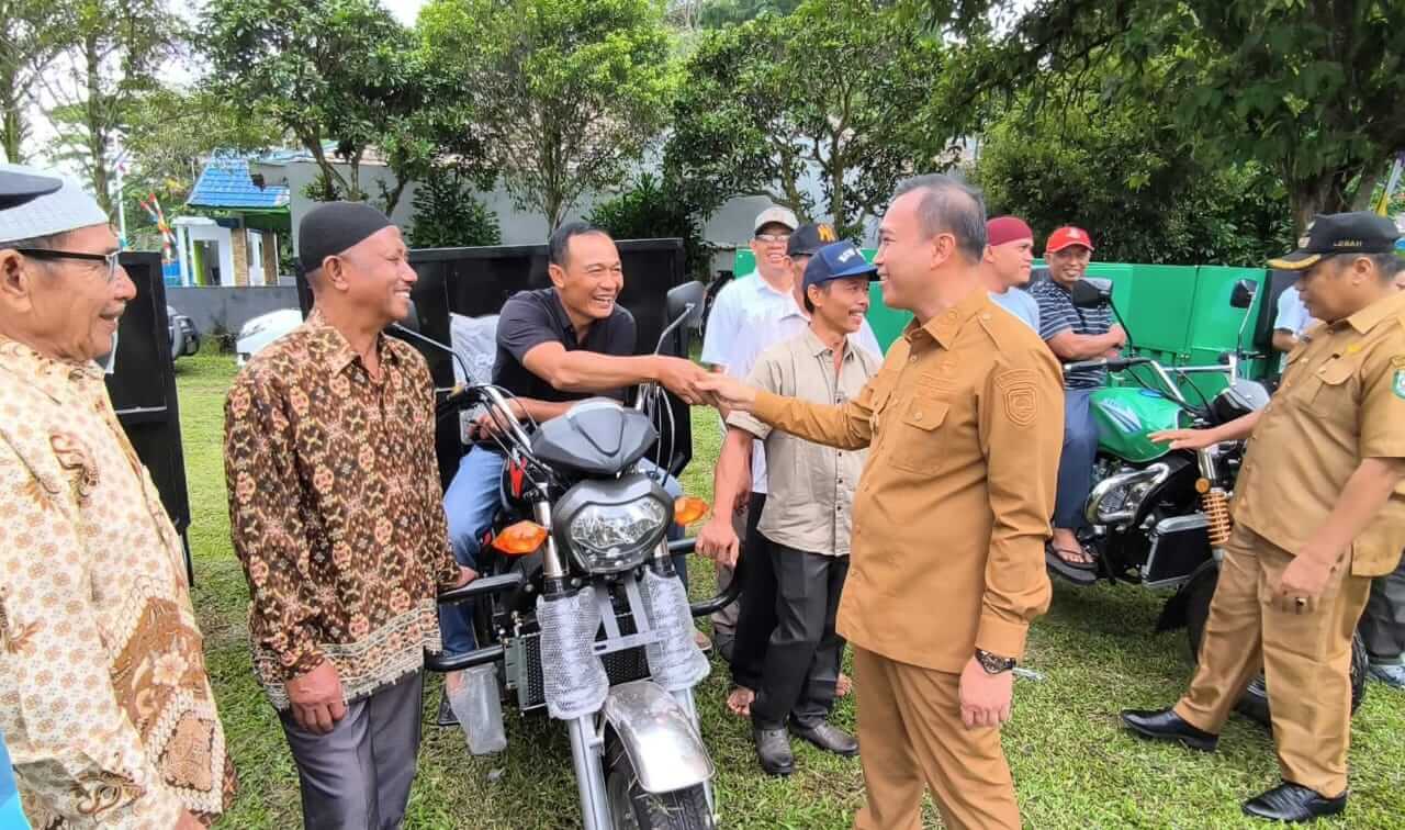Bupati Kepahiang Serahkan 14 Unit Motor Roda Tiga untuk Angkutan Sampah di Kelurahan