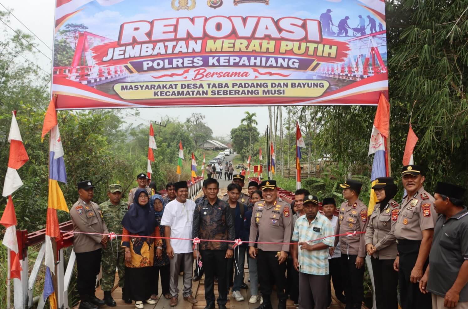 Melalui Gotong Royong, Kapolres Kepahiang Resmikan Jembatan Merah Putih di Desa Taba Padang