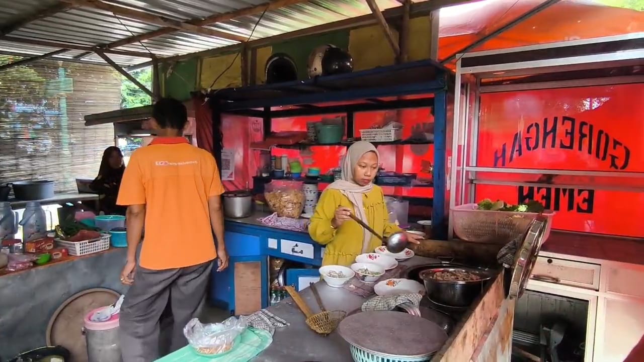 Bukan Disatroni Pembeli, Warung Mie Pangsit Bude Emen Malah Tekor Jutaan Rupiah