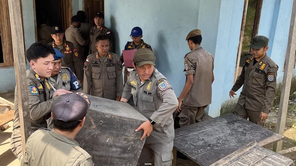 Satpol PP Seluma Bongkar Paksa Warung Remang-remang Desa Air Latak