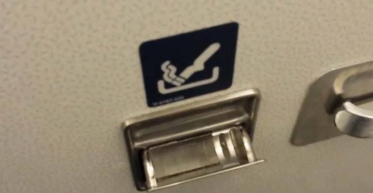 Dilarang Merokok Saat di Pesawat Tapi Disediakan Asbak di Toilet, Ternyata Ini Alasannya