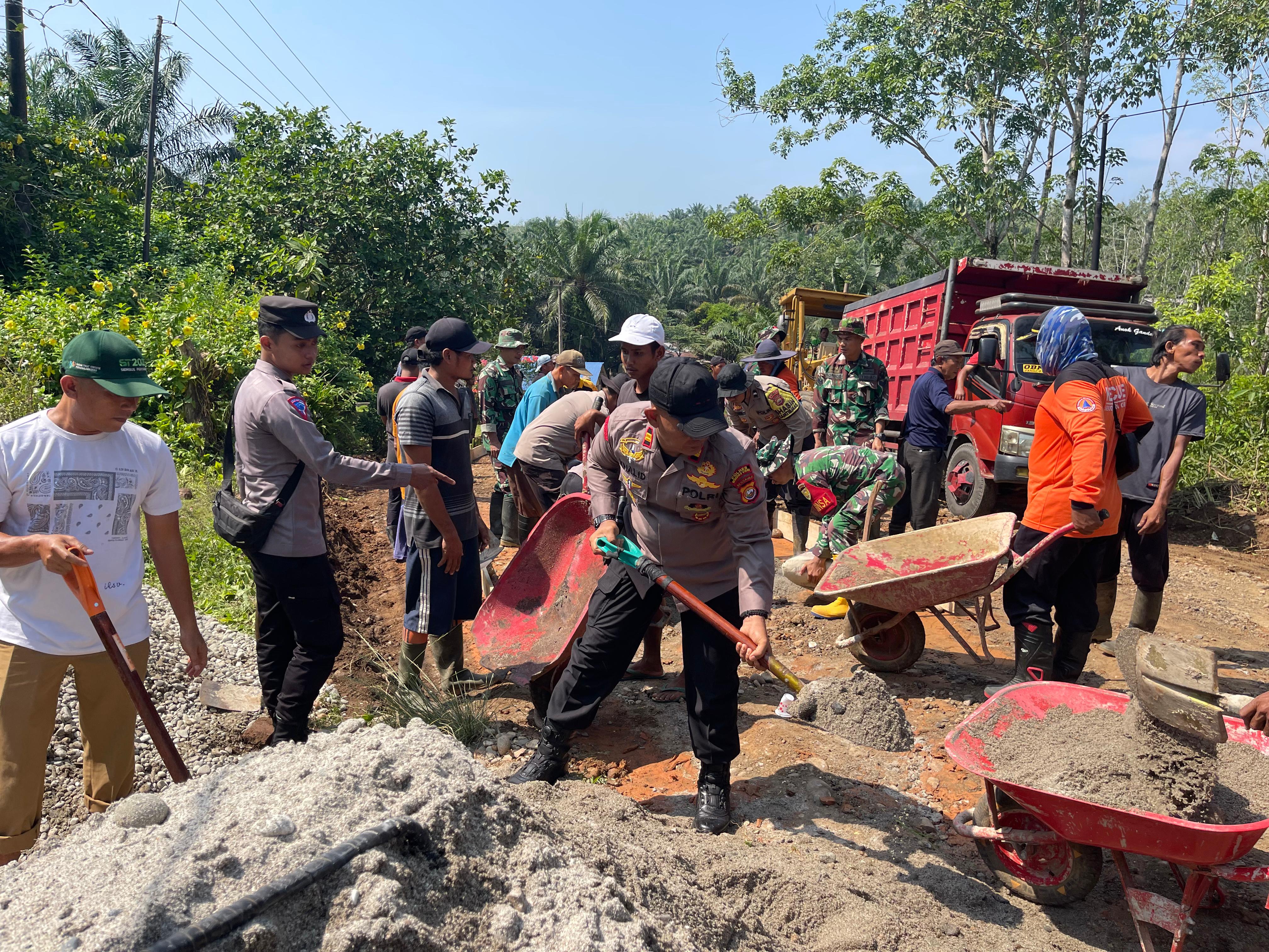 Warga Bersama Personel Polsek Ketahun dan Koramil, Gotong Royong Tambal Jalan Berlubang