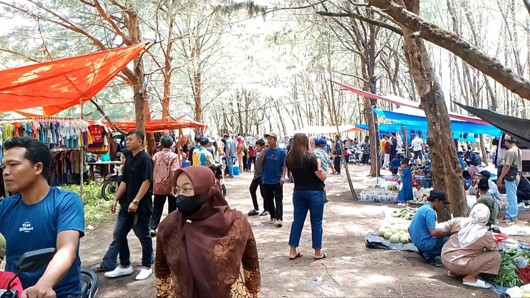 Pantai Cemara Membludak Dikunjungi Wisatawan, Pedagang Raih Omset Rp 3 Jutaan di Momen Libur Lebaran