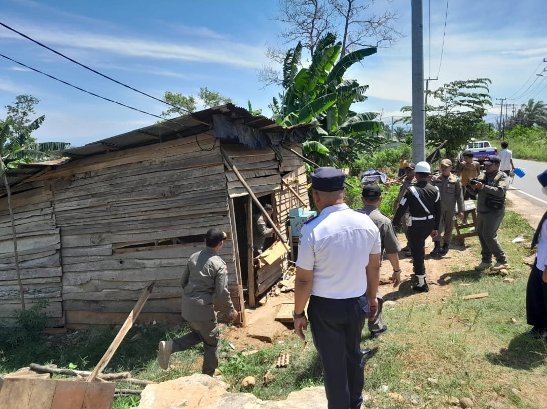 Gandeng Satpol PP, Satker Terminal Air Sebakul Kota Bengkulu Tertibkan Bangunan Liar