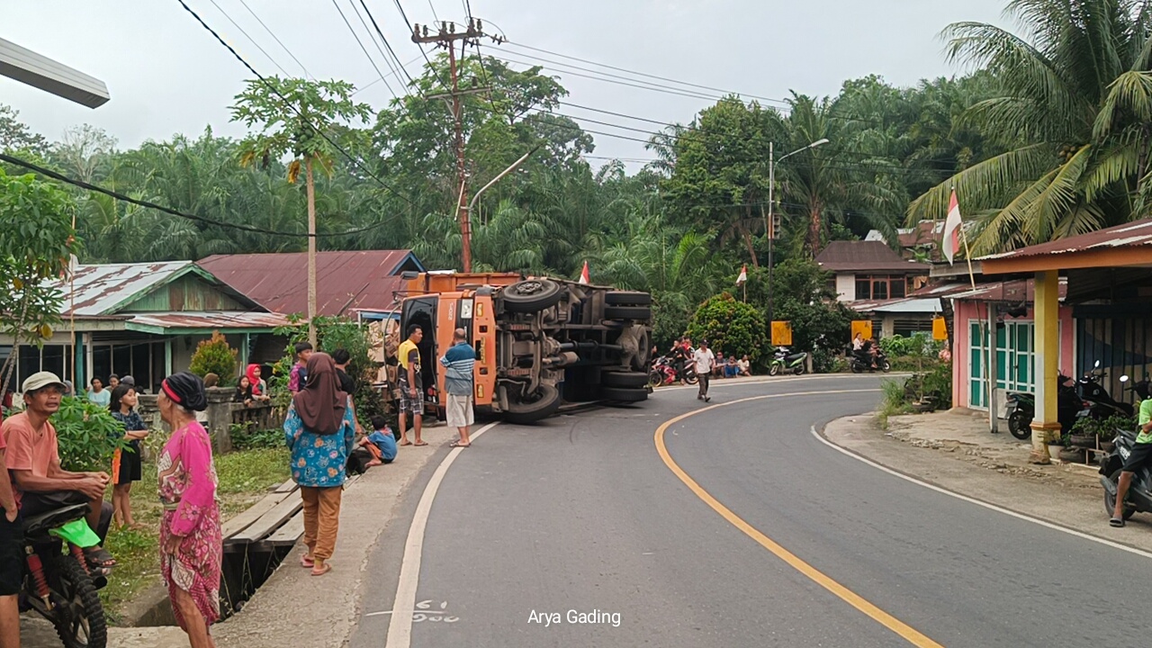 Serempetan Sesama Truk, Fuso Orange Muatan Biskuit Terguling di Tikungan Air Masat Seluma