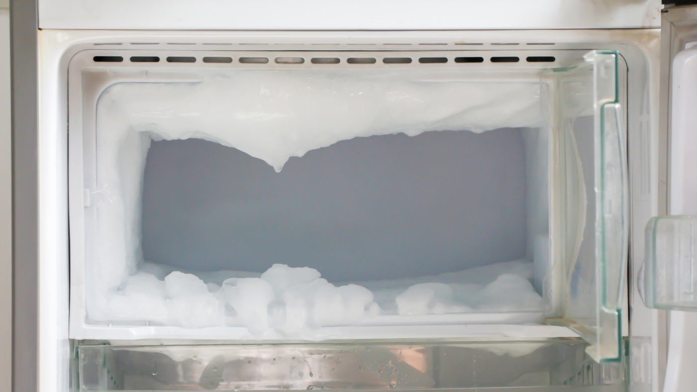 Tidak Perlu Disiram Air, Begini Cara Mudah Membersihkan Bunga Es di Freezer Kulkas