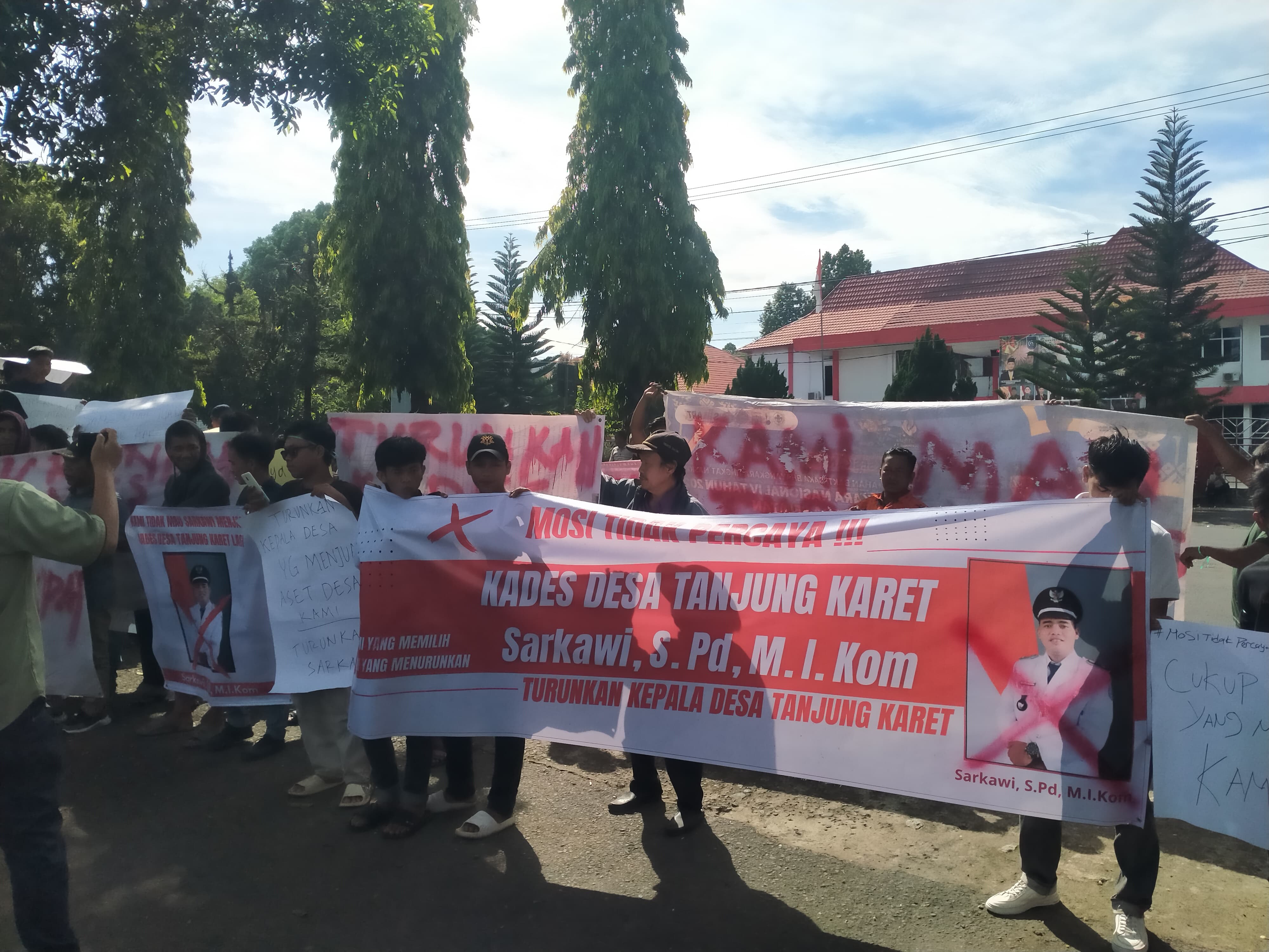 Ini Tanggapan Kepala Desa Tanjung Karet Pasca Warganya Demo di Kantor Bupati Bengkulu Utara