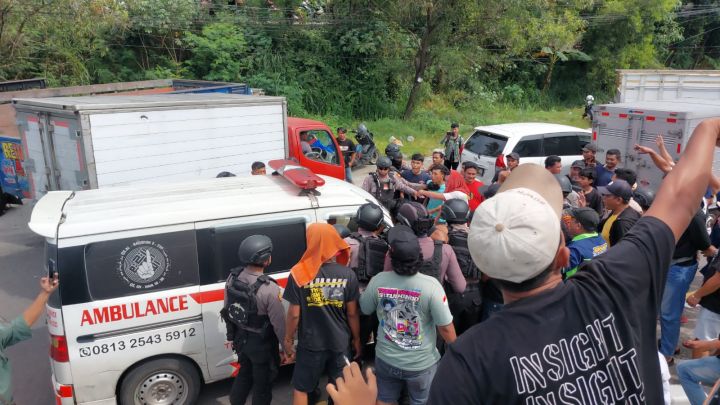 Ambulance Bunyikan Sirine Dihadang Massa, Setelah Dicek Ternyata Tidak Ada Pasiennya